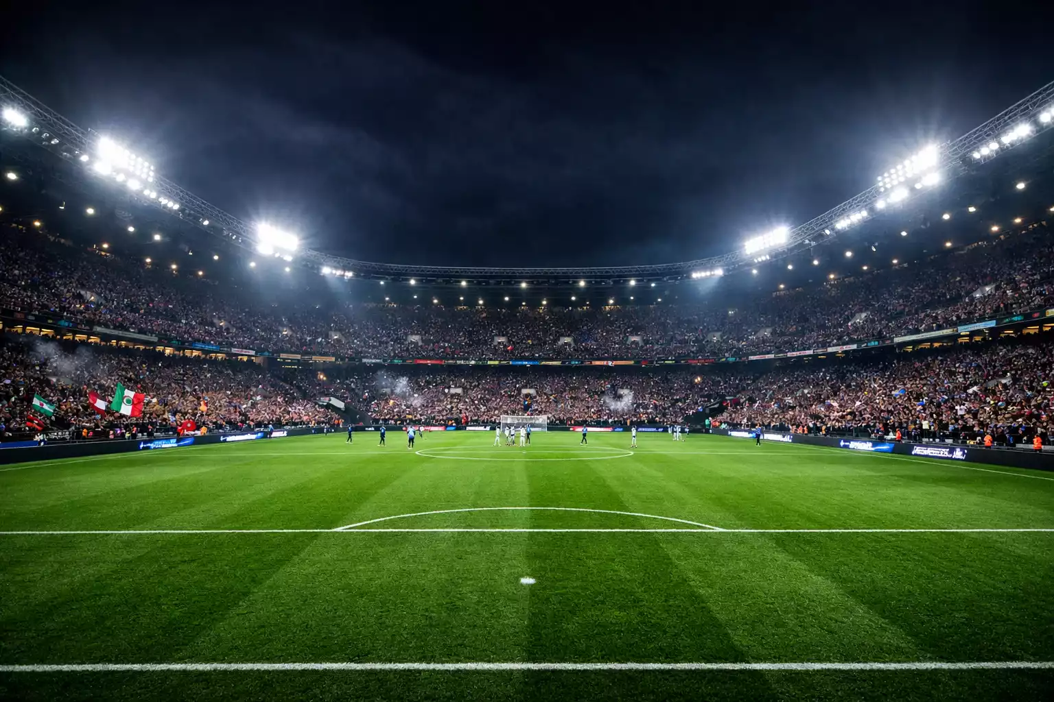 Stadio di calcio italiano illuminato durante una partita serale di Serie A